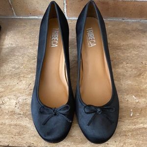 Kenneth Cole Tribeca kitten heel satin pumps